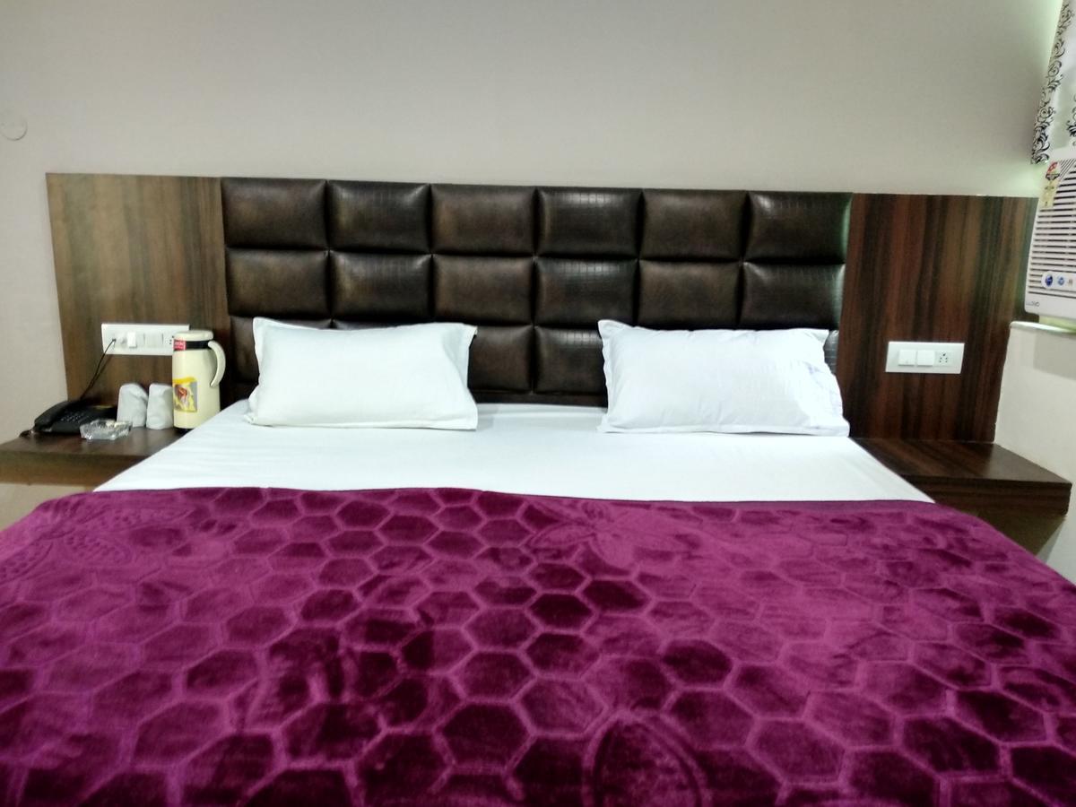Oyo 60976 Hotel Shree Ji Morena Екстериор снимка